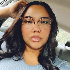 Meet your Posher, Mia